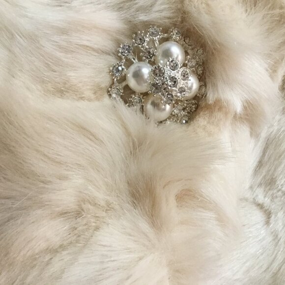 Tahari Women Size L Faux Fur Cape Wrap Capelet Champagne Pearl Brooch NWT $119 - Picture 4 of 12